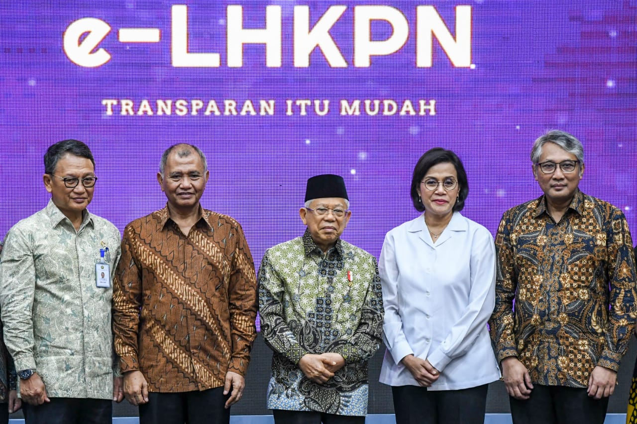 Gigih Prakoso selaku Direktur Utama PGN, Ketua KPK, Agus Rahardjo, Wakil Presiden RI, Ma’aruf Amin dan Menteri Keuangan Sri Mulyani berfoto bersama usai menyaksikan pemberian penghargaan kepada PT PGN karena meraih LHKPN terbaik dari KPK. (Foto: PT. PGN)