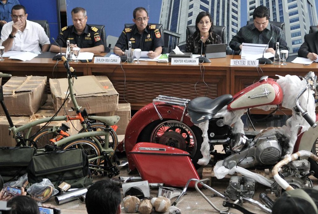 Menteri Keuangan Sri Mulyani bersama Menteri BUMN Erick Thohir dan Dirjen Bea Cukai Kemenkeu Heru Pambudi saat konferensi pers penyelundupan motor Harlery Davidson dan sepeda Brompton menggunakan pesawat baru milik Garuda Indonesia di Jakarta. (Foto: Ant)