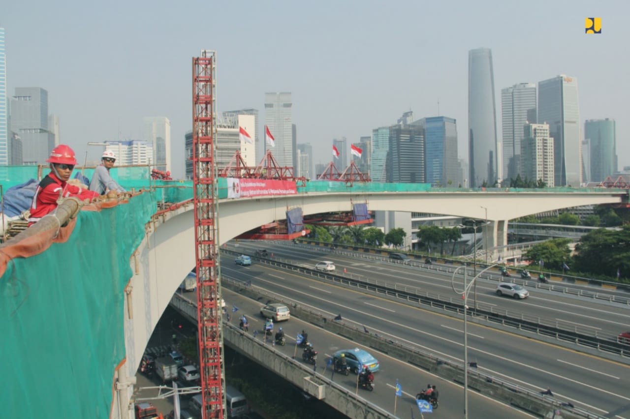 Salah contoh jembatan lengkung yang dibangun di Jakarta. (Foto: Kementerian PUPR)