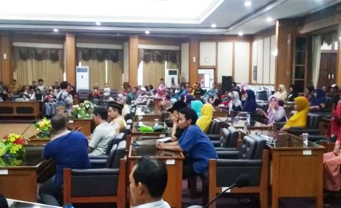 Warga tiga kelurahan Gresik memenuhi ruang sidang paripurna DPRD Kabupaten Gresik, hari Rabu. (Foto:Kholil)