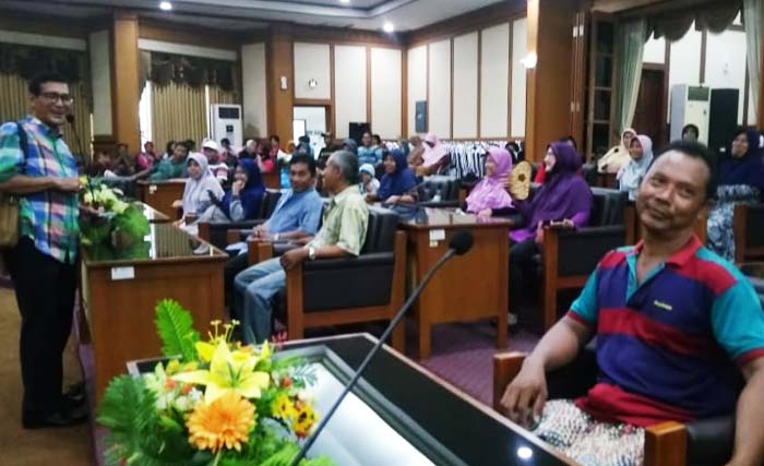 Warga tiga kelurahan Gresik memenuhi ruang sidang paripurna DPRD Kabupaten Gresik, hari Rabu. (Foto:Kholil) Warga tiga kelurahan Gresik memenuhi ruang sidang paripurna DPRD Kabupaten Gresik, hari Rabu. (Foto:Kholil)