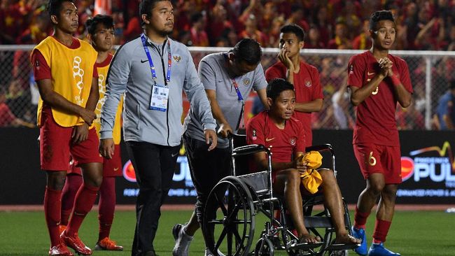 Evan Dimas harus duduk di kursi roda saat upacara pengalungan medali. (ANTARA FOTO/Sigid Kurniawan/ama)