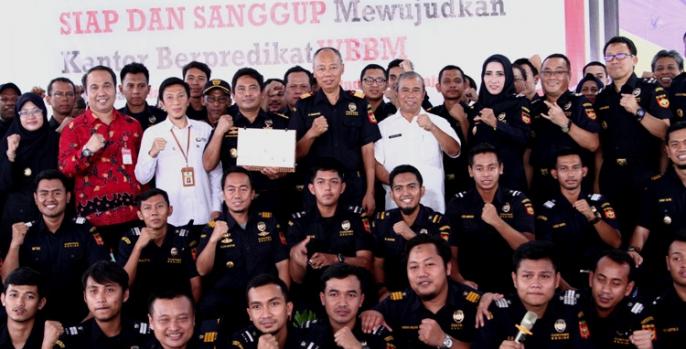 Seluruh pegawai Kantor Bea Cukai Pasuruan mencanangkan zona integritas wilayah birokrasi bersih dan melayani (WBBM). (Foto: Dok Humas)