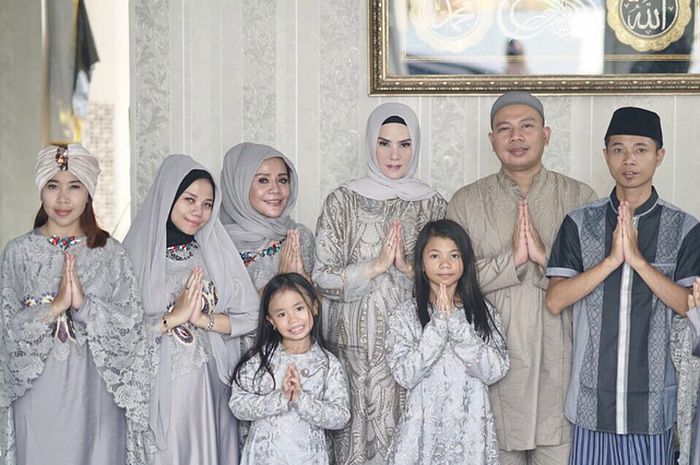 Angel Lelga saat bersama keluarga Vicky Prasetyo. (Foto: Instagram)