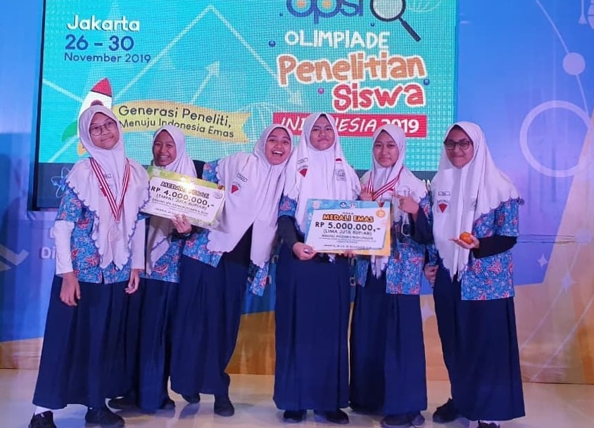 Azhura Himmatana Viandyra, Tanaya Sausan Havi, dan Titania Sophia Qelmi saat meneriama medali perak di ajang Olimpiade Penelitian Siswa Indonesia (OPSI) tingkat Nasional 2019 yang berlangsung di Jakarta, pada 26-30 November 2019. (Foto: Dok. Al Hikmah)