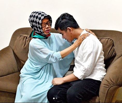 Gibran Rakabuming minta doa restu ke eyang putrinya, yang merupakan ibunda Presiden Jokowi, Sudjiatmi Notomihardjo. (Foto: Instagram @gibran_rakabuming)