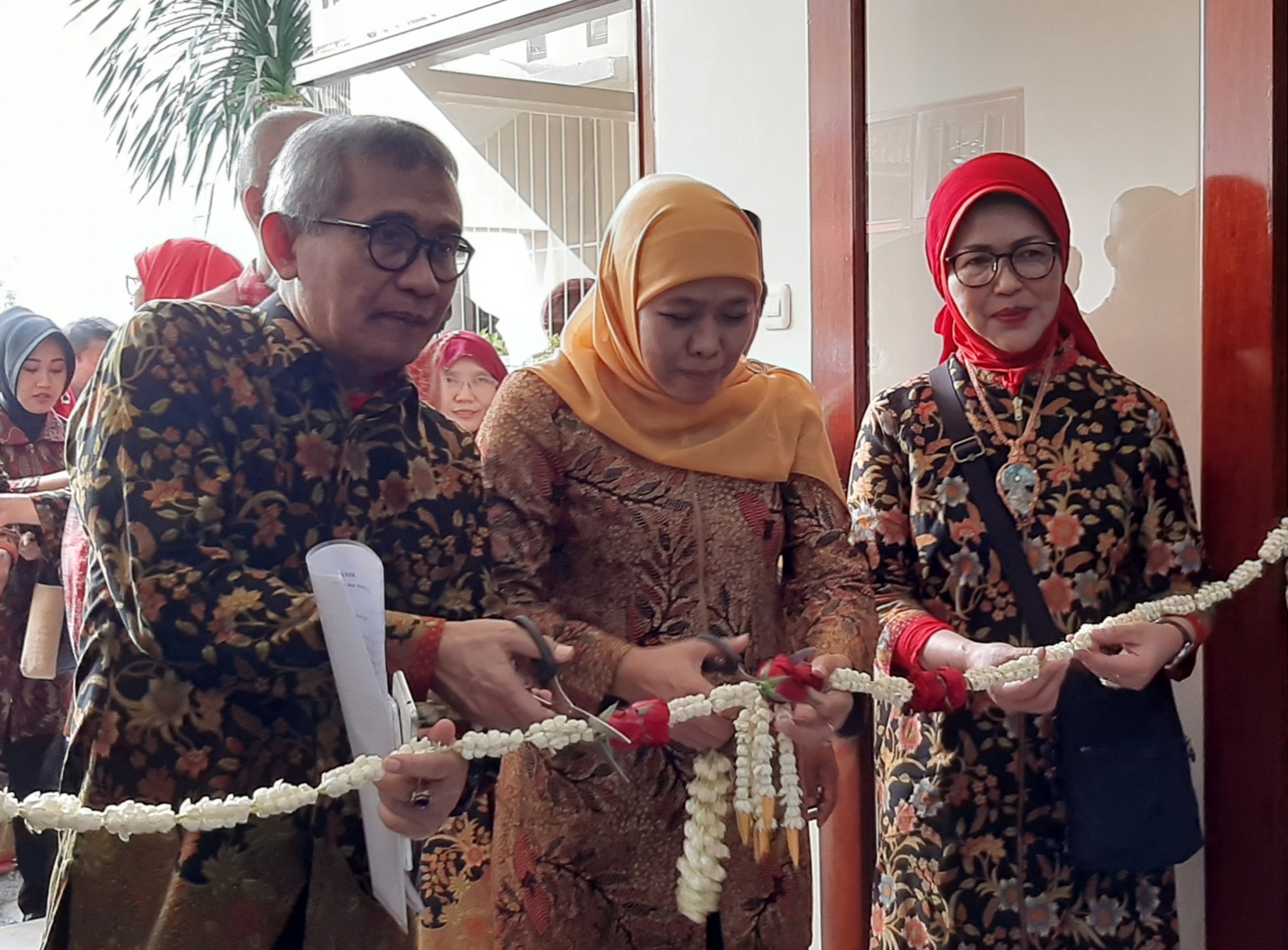 Gubernur Jatim, Khofifah Indar Parawansa saat meresmikan AFC Unusa didampingi Rektor Unusa Prof. Ahmad Jazidie, Kamis, 12 Desember 2019 (Foto: Pita/ngopibareng.id)