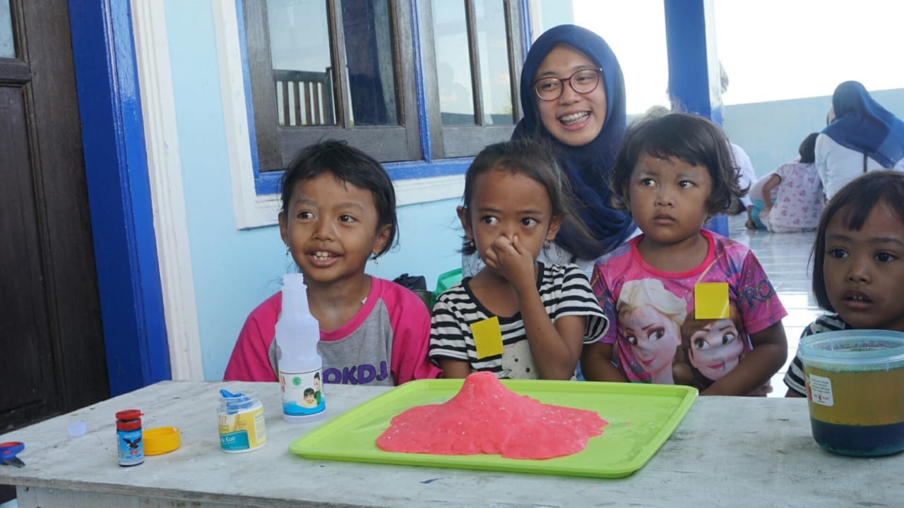 Salah satu kegiatan Komunitas Sahabat Belajar saat mengajari anak kaum marjinal (Foto: istimewa)