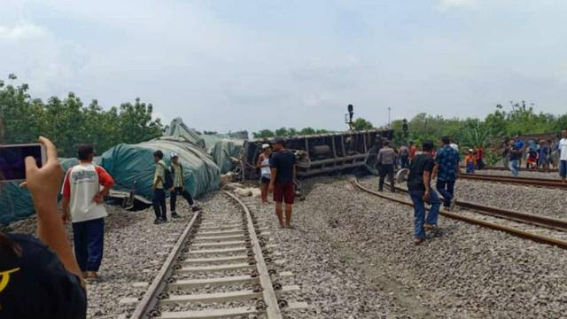 Kereta pengangkut ribuan ton semen anjlok. (Foto: istimewa)