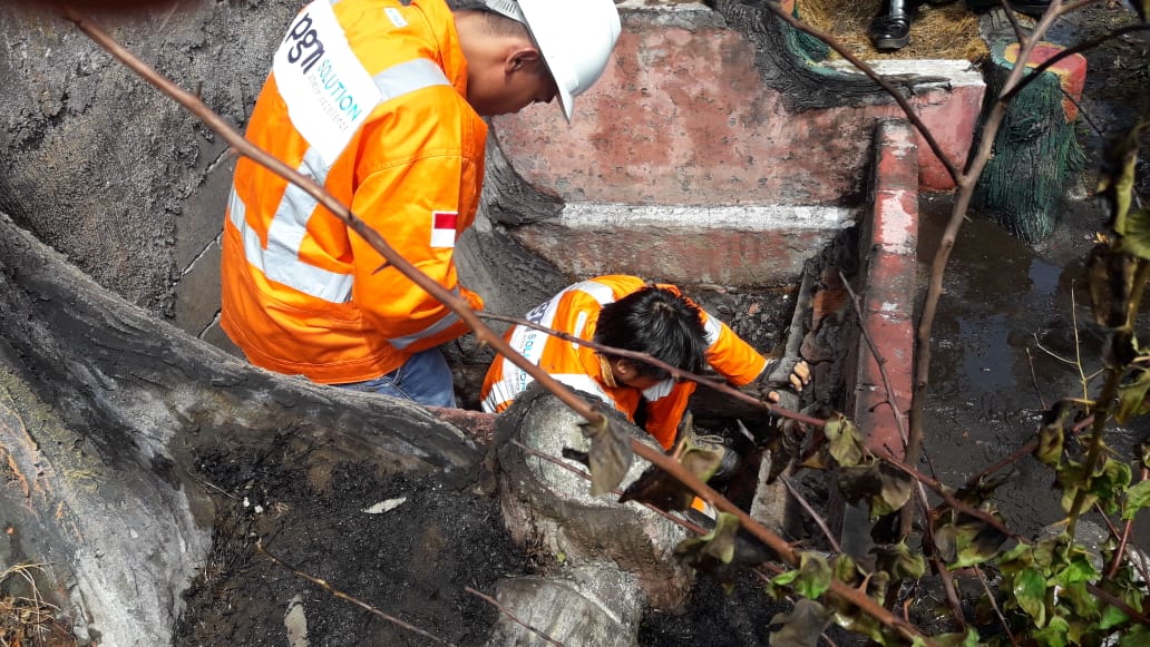 PETUGAS dari PGN membenahi pipa gas yang bocor di Kelurahan Mayangan, Kota Probolinggo. (Foto: Ikhsan/ngopibareng.id)