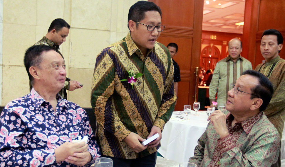 Sulastomo (kiri) bersama dua generas pengurus PB HMI Akbar Tandjung (kanan) dan Anas Urbaningrum (tengah) (Foto: Ant)