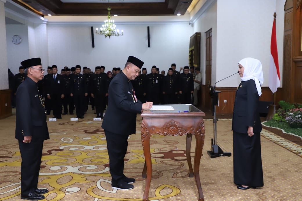 Proses mutasi OPD di Gedung Negara Grahadi, Surabaya, oleh Gubernur Jatim Khofifah Indar Parawansa. (Foto: Faiq/ngopibareng.id)