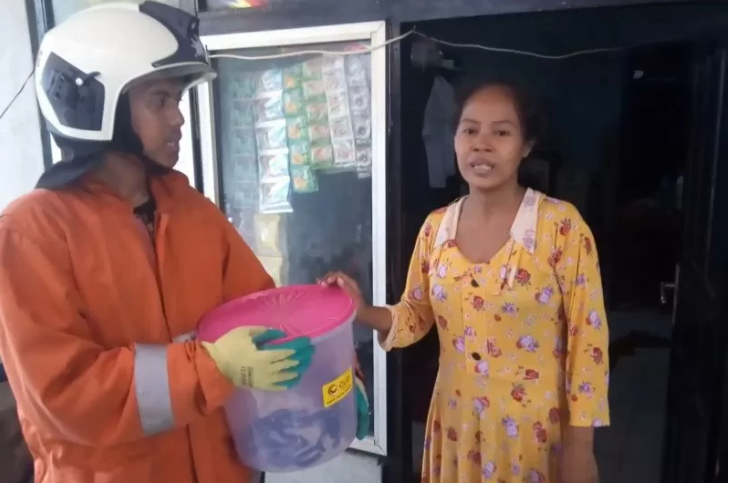  Petugas pemadam kebakaran Jakarta Timur mengamankan sembilan anak ular kobra dari halaman rumah warga di Cakung pada Rabu 11 Desember 2019. (Foto: Antara/Damkar Jaktim)