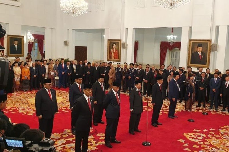 Pelantikan 9 anggota Dewan Pertimbangan Presiden di Istana Merdeka, Jumat, 13 Desember 2019. (Foto: Antara)