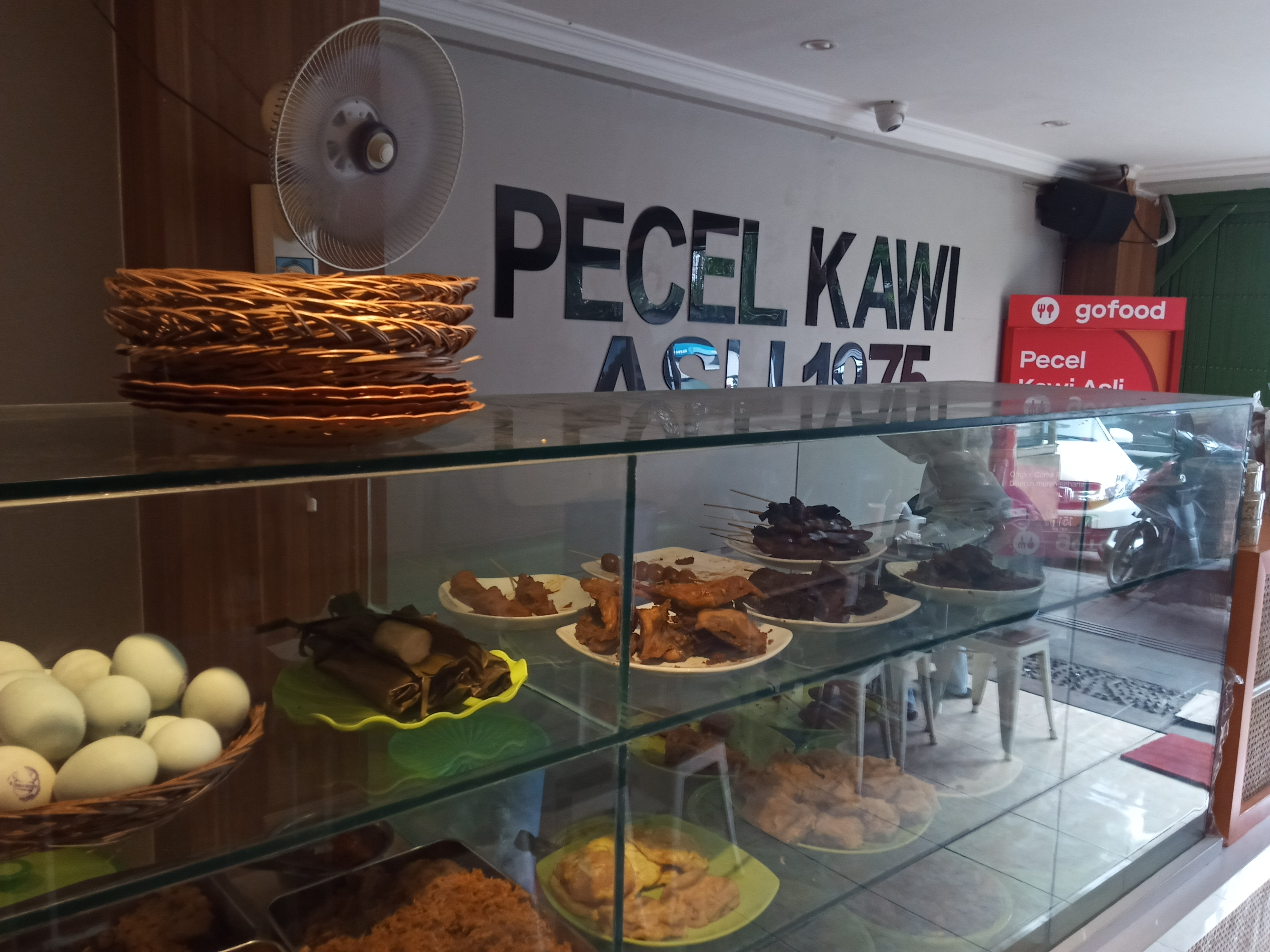 Beragam lauk-pauk yang ditawarkan Nasi Pecel Kawi Hj.Mursilah (Theo/ngopibareng.id)