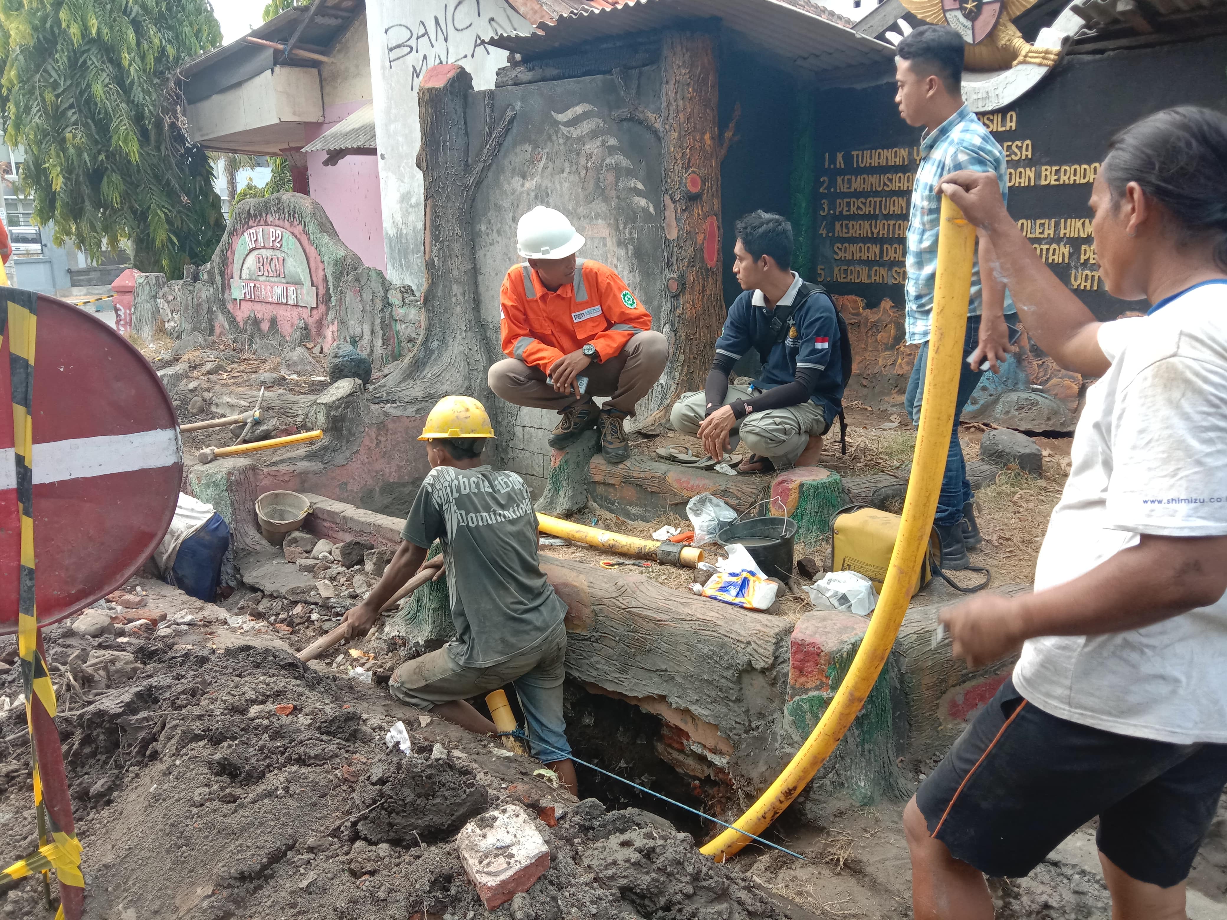 Petugas sedang melakukan perbaikan pipa jargas PGN. (Foto: Faiq/ngopibareng.id) 