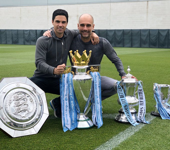 Mikel Arteta (kiri) bersama Pep Guardiola. (Foto: Twitter/@ManCity)