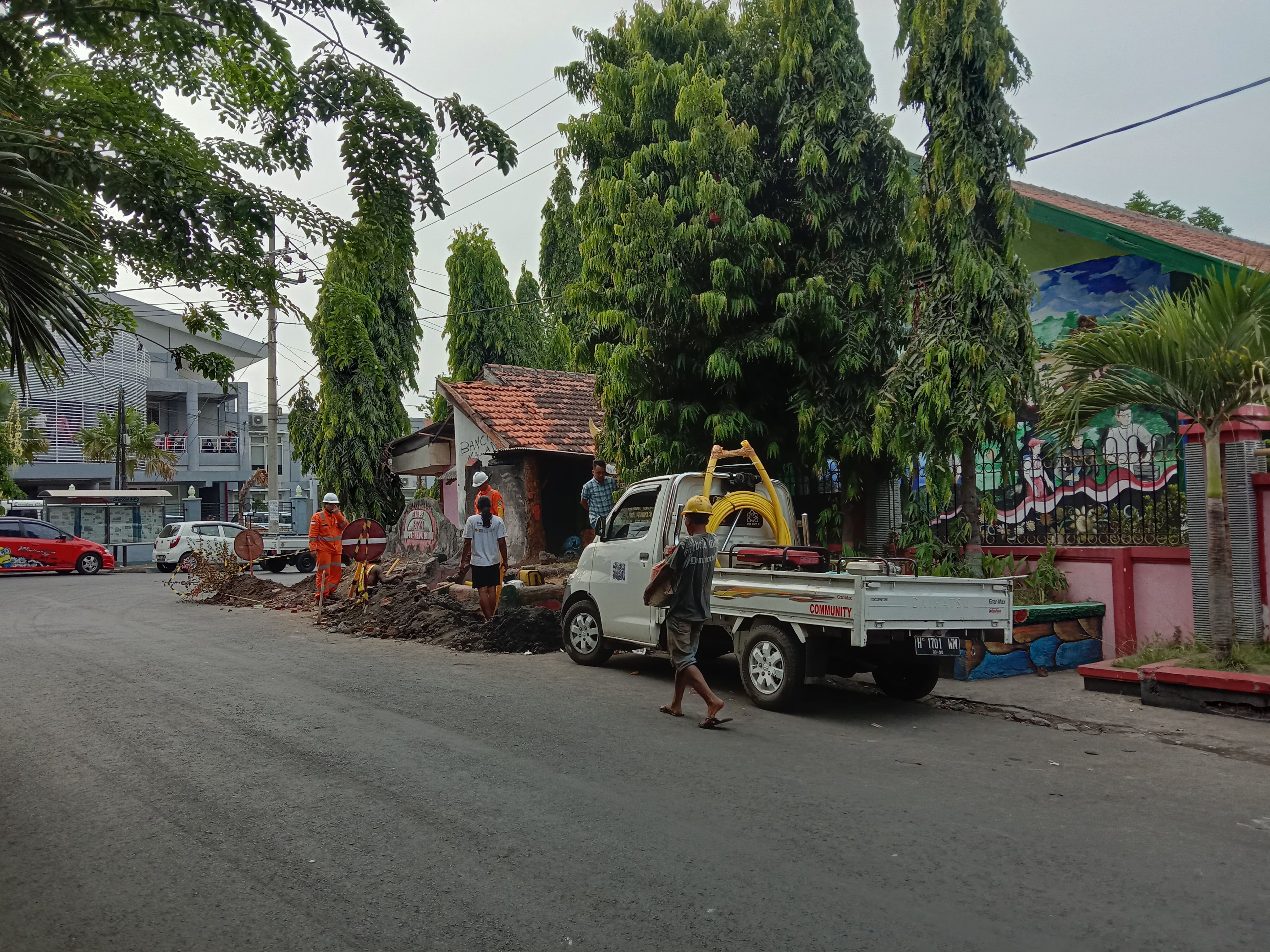 Proses recovery atau perbaikan pipa gas PGN yang sempat bocor beberapa waktu lalu. (Foto: Faiq/ngopibareng.id)