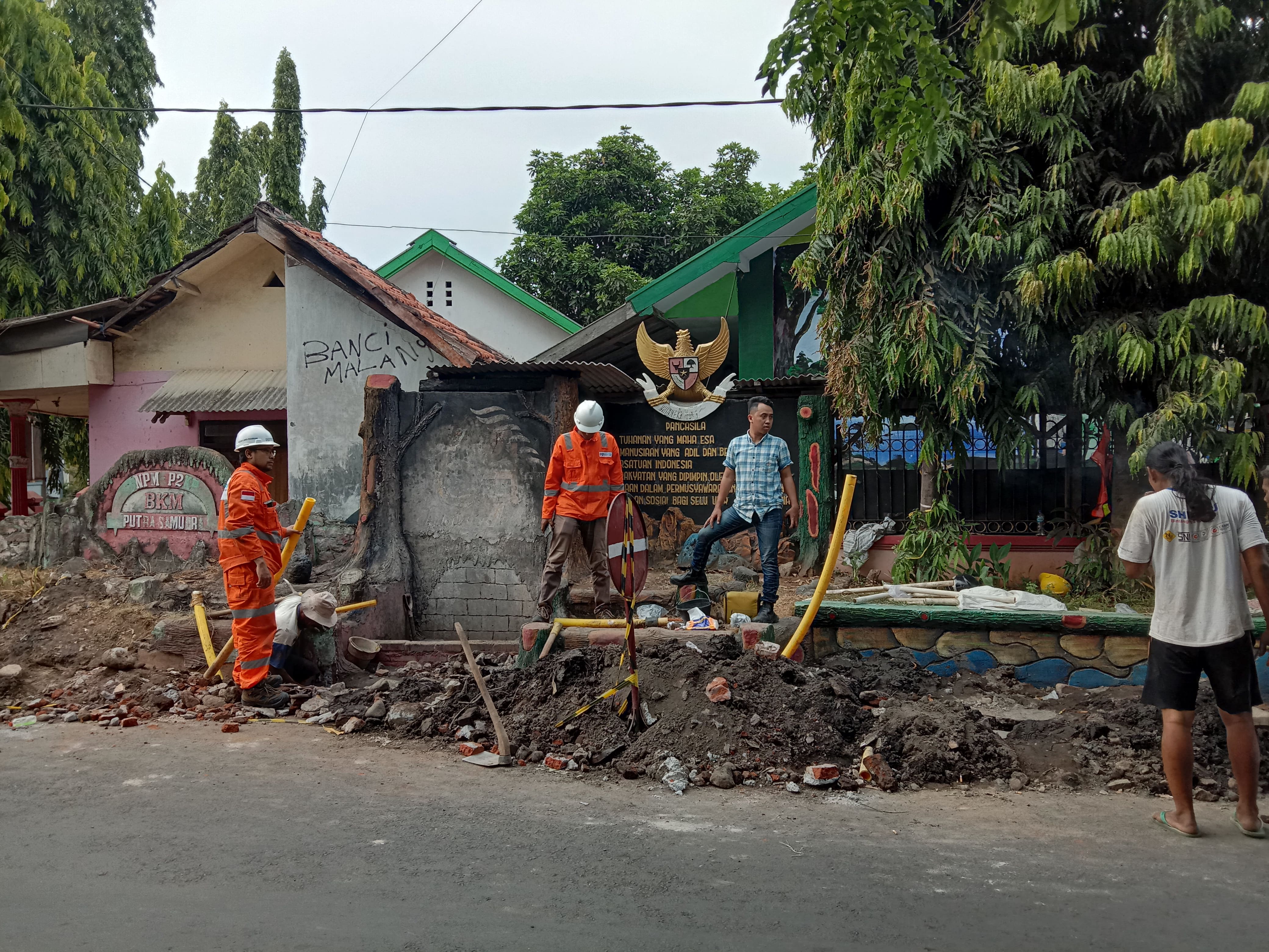 Petugas melakukan perbaikan pipa jargas di kawasan Mayangan, Probolinggo. (Foto: Faiq/ngopibareng.id) 