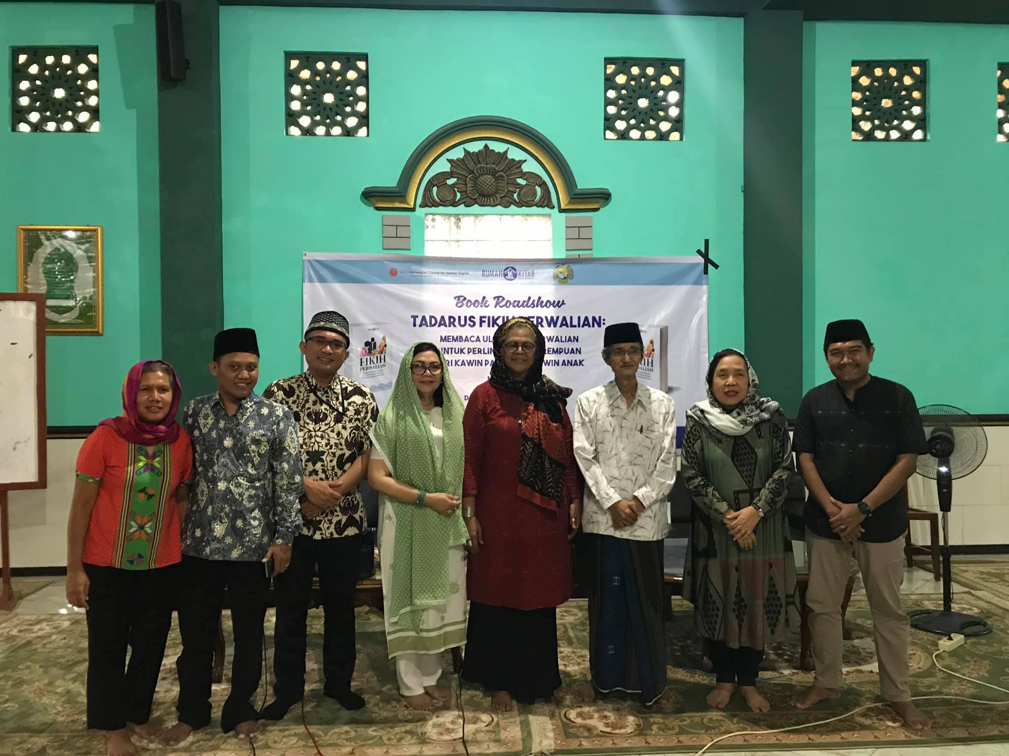 Kiai Husein Muhammad bersama para aktivis sosial dari pesantren. (Foto: Istimewa)