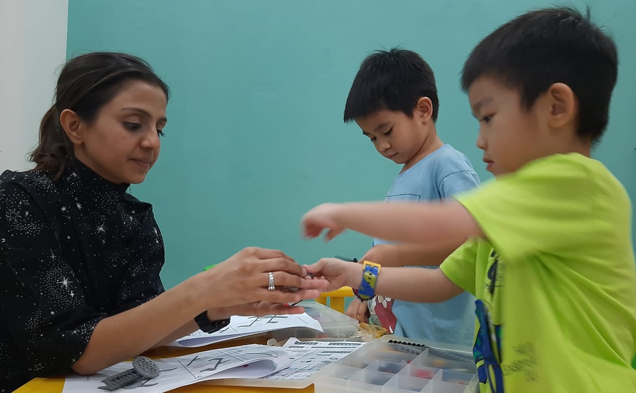 Jeeya Jatiani saat melatih anak-anak dalam merakit lego. (FOTO: Pita/ngopibareng.id)