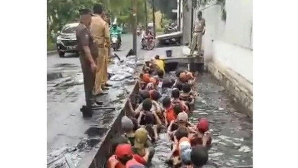 Tangkapan layar puluhan tenaga honorer Kelurahan Jelambar Jakarta Barat direndam di dalam got.