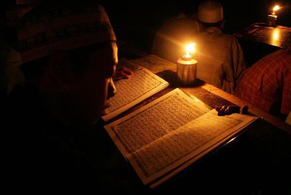 Mendaras Al-Quran, di antara tradisi umat Islam di Nusantara. (Foto: dok/ngopibareng.id)