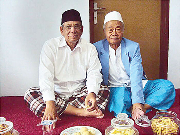 KH A Hasyim Muzadi bersama salah seorang gurunya di Malang (almaghfurlahum). (Foto: Istimewa)