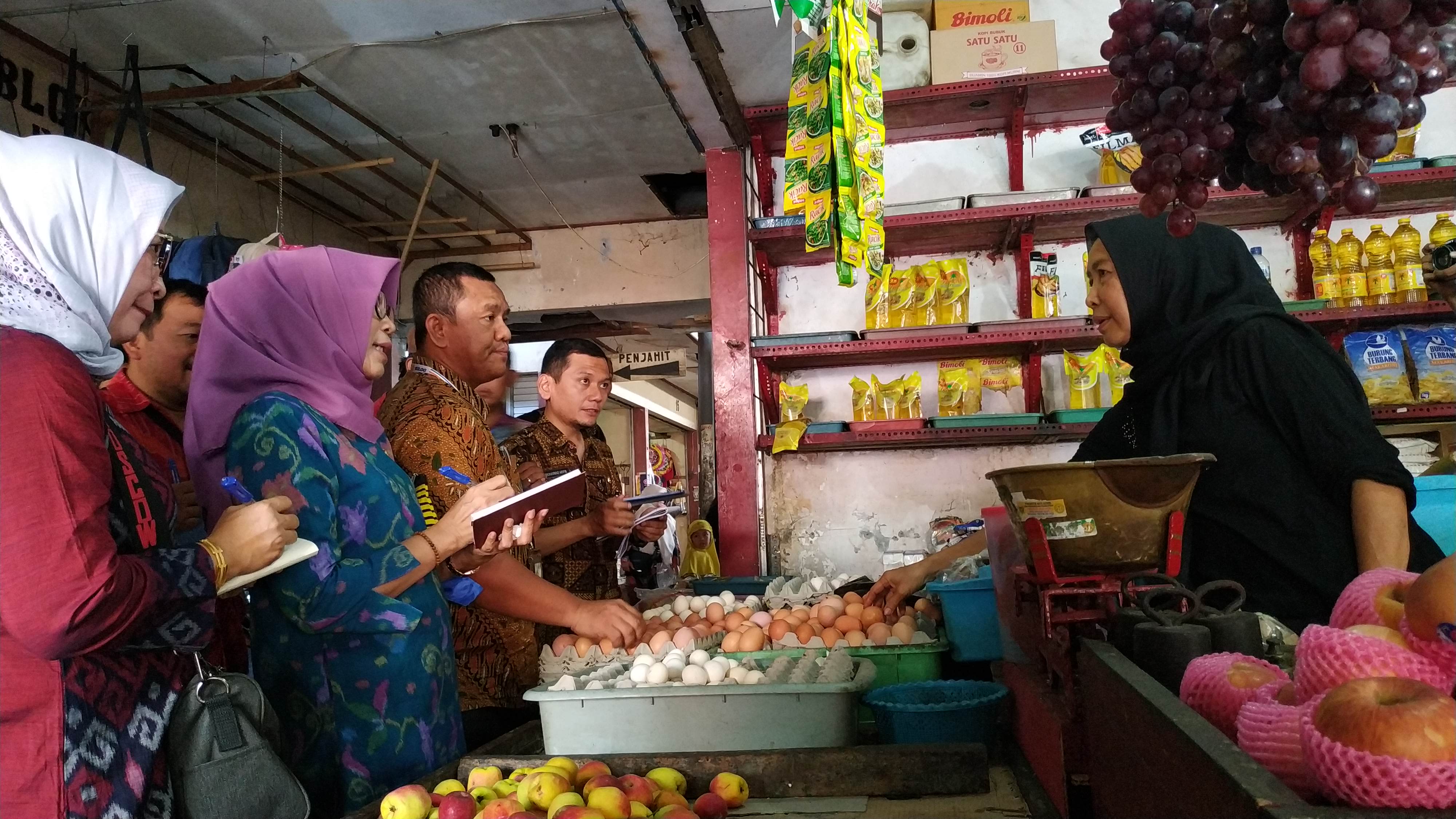 Kepala Bulog Kediri, ikut sidak di pasar bersama TPID jelang Natal dan Tahun Baru. (Fendi/ngopibareng.id)