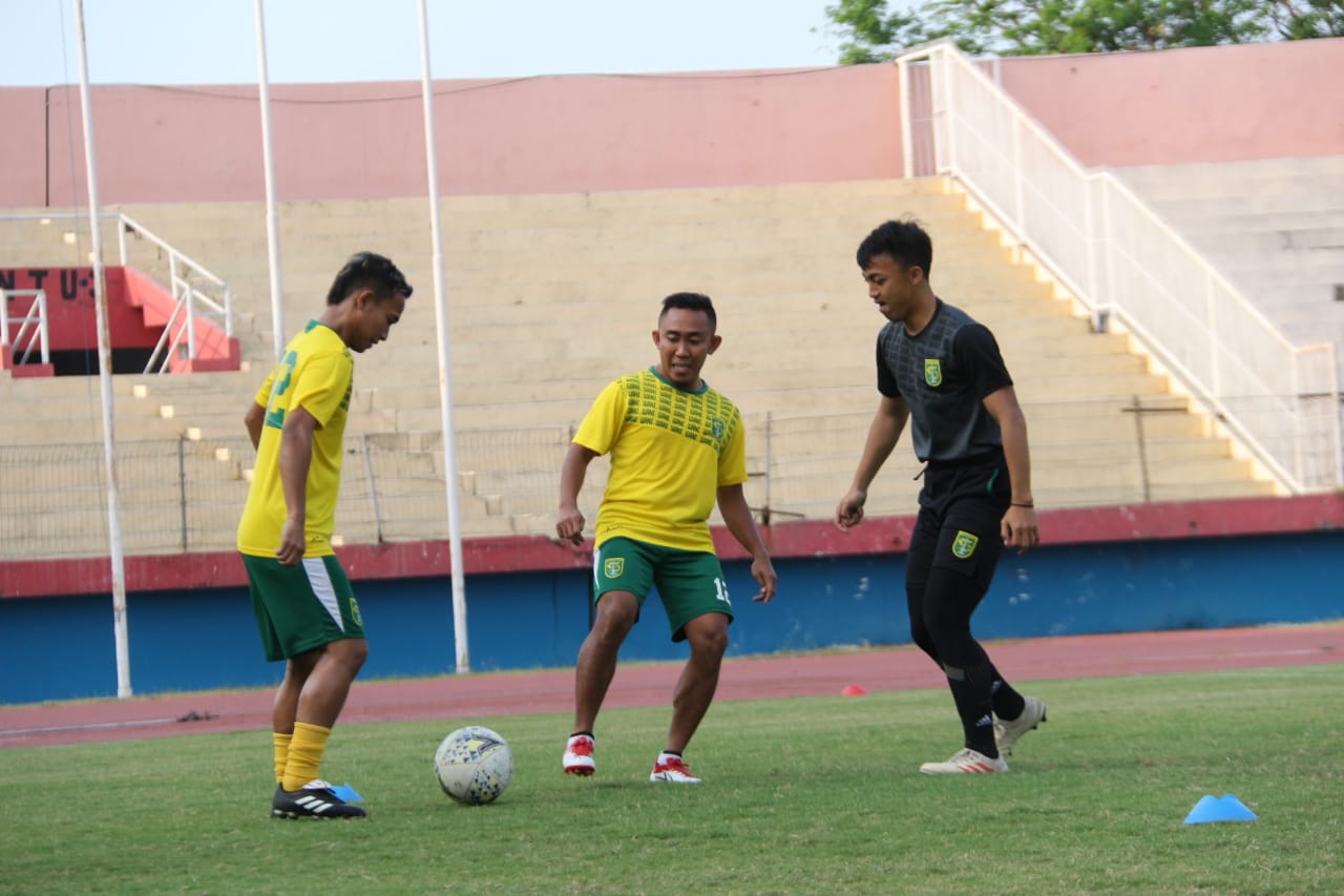 Wakil kapten Persebaya, Rendi Irwan (tengah). (Foto: Haris/Ngopibareng.id)