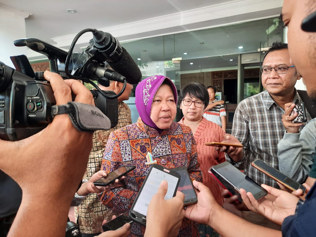 Wali Kota Surabaya Tri Rismaharini saat berbincang dengan awak media tentang Anak Surabaya. (Foto: Alief/ngopibareng.id)