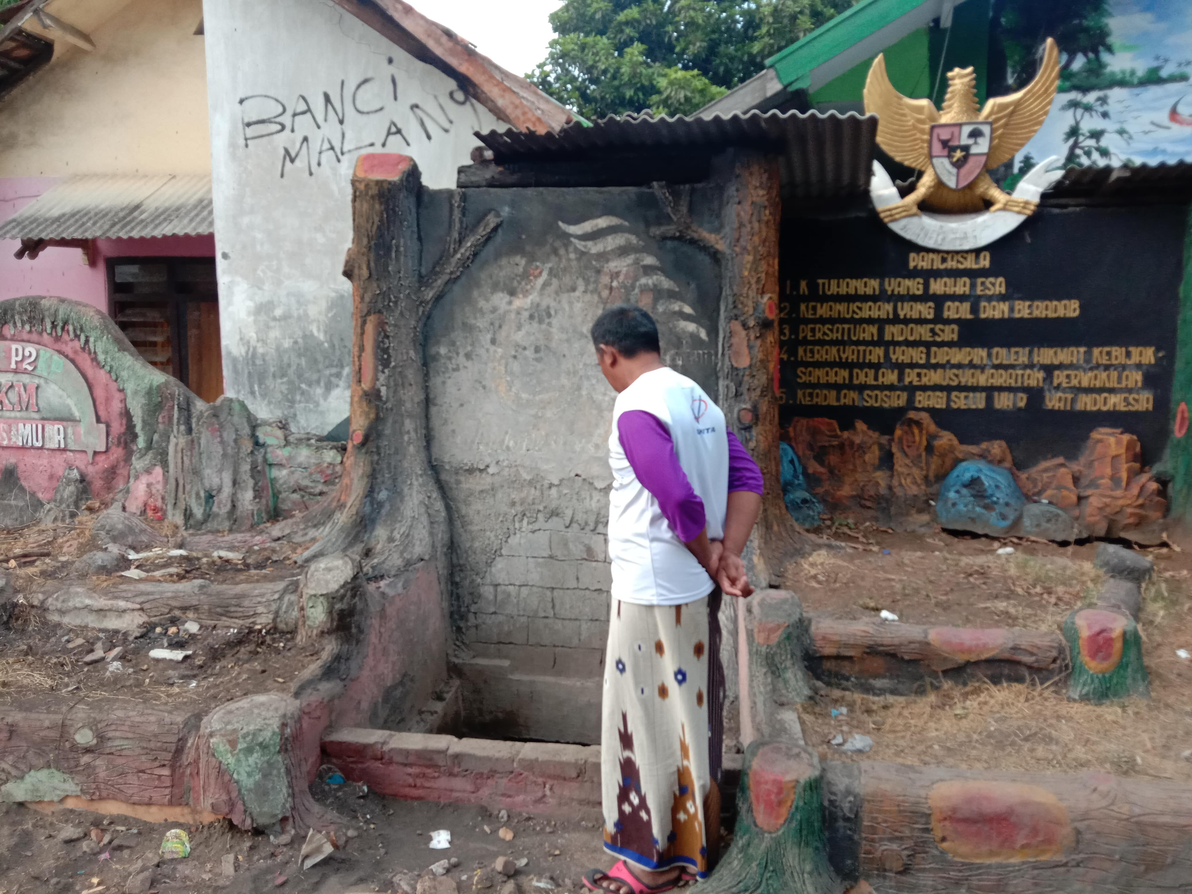 Abdul Muin, salah satu warga terdekat dari titik recovery PGN di Jalan Ikan Tengiri, Kelurahan Mayangan, Kota Probolinggo. Dia sedang melihat titik recovery. (Foto: Faiq/ngopibareng.id)