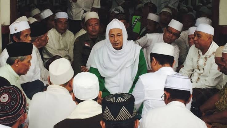 Maulana Al Habib Muhammad Luthfi bin Yahya suka ziarah. Di antaranya, ziarah di makam Al 'Arif Billah Al Habib Ibrahim bin Yahya, salah seorang waliyullah yang ada di Kambang Koci Palembang Darussalam. (Foto: Istimewa)