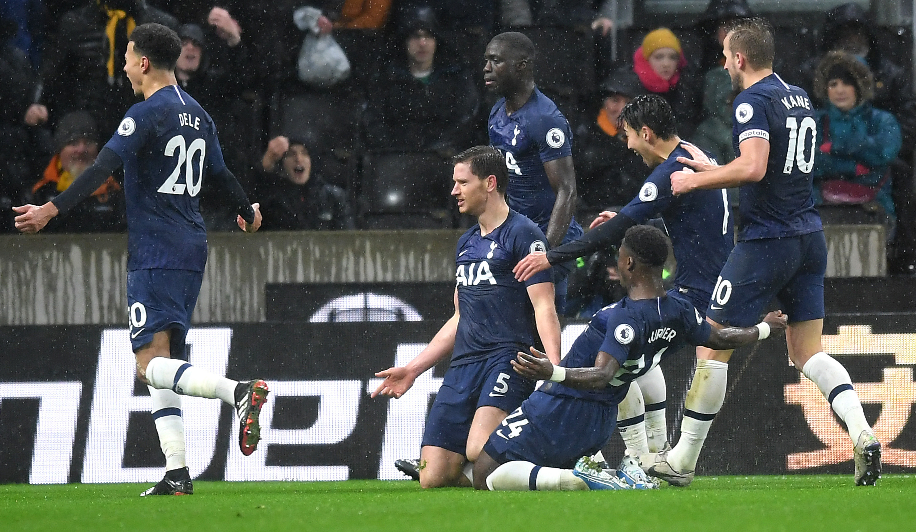 Para pemain Tottenham melakukan selebrasi setelah mengalahkan tuan rumah Wolverhamton Wanderers 2-1. (Foto: Twiter @Tottenham Hotspurs) 