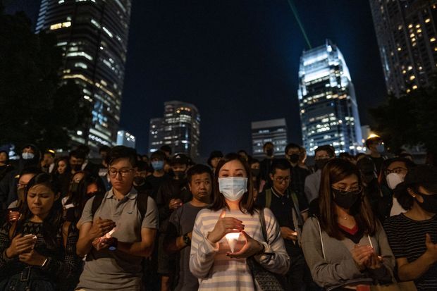 Para pemrotes menghadiri pawai Hari Hak Asasi Manusia di distrik Causeway Bay di Hong Kong. (Foto: wsj.com)