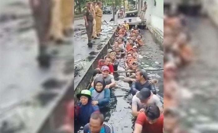 Tenagar honorer masuk got di Kelurahan Jelambar, Jakarta Barat. (Istimewa)