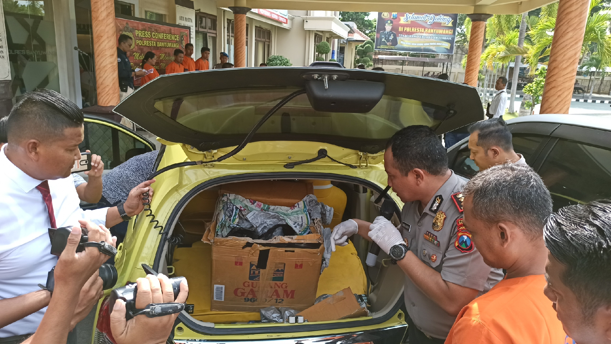 Kapolresta Banyuwangi AKBP Arman Asmara Syarifudin menunjukkan tempat pelaku menyimpan baby lobster di dalam mobil. (Foto: Hujaini/ngopibareng.id)