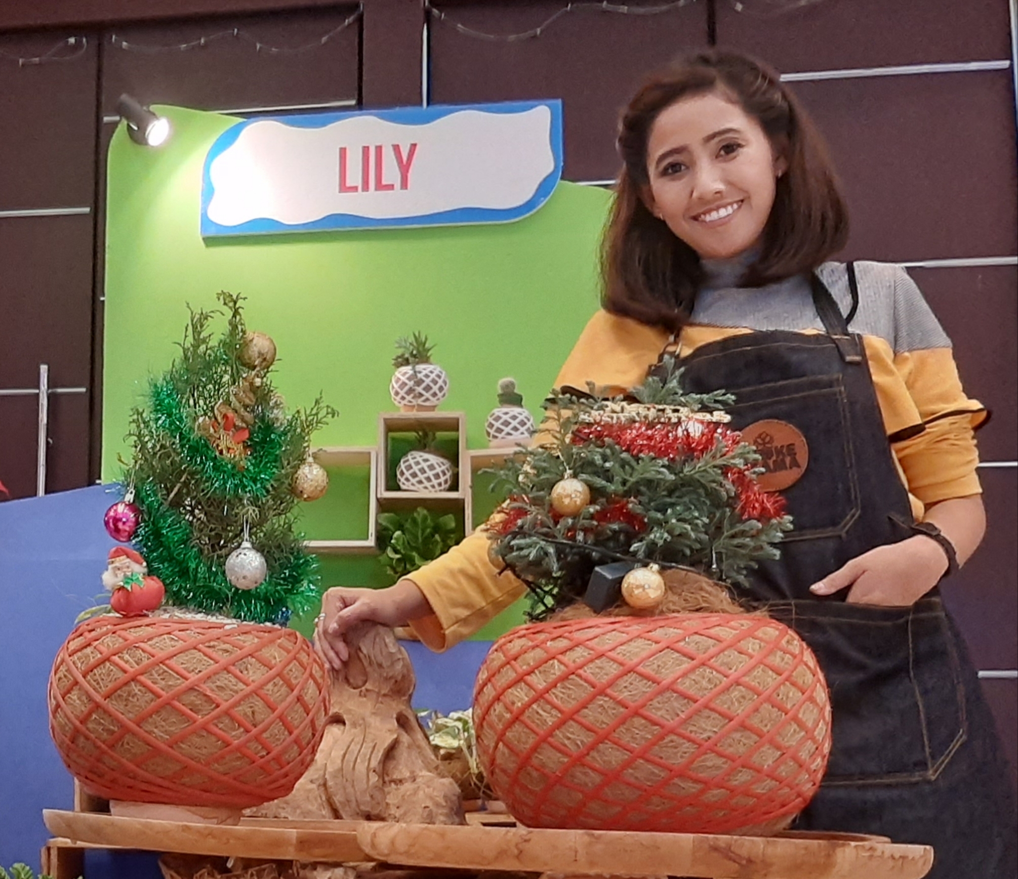 Lily saat menunjukan kokedama edisi Natal. (Foto: Pita/ngopibareng.id)