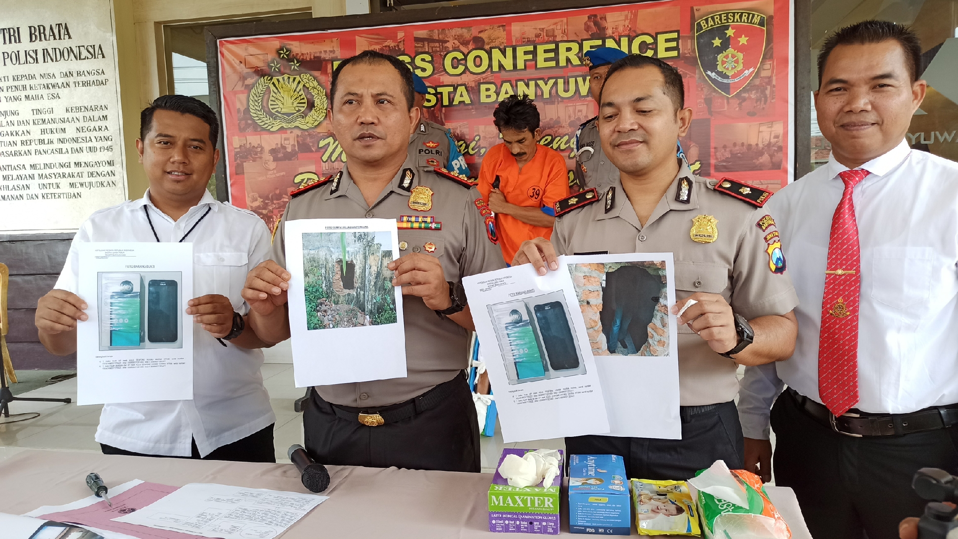 Kapolresta Banyuwangi AKBP Arman Asmara Syarifudin menunjukkan foto barang bukti yang disita dari tersangka pembobol rumah kosong. (Foto: Hujaini/ngopibareng.id)