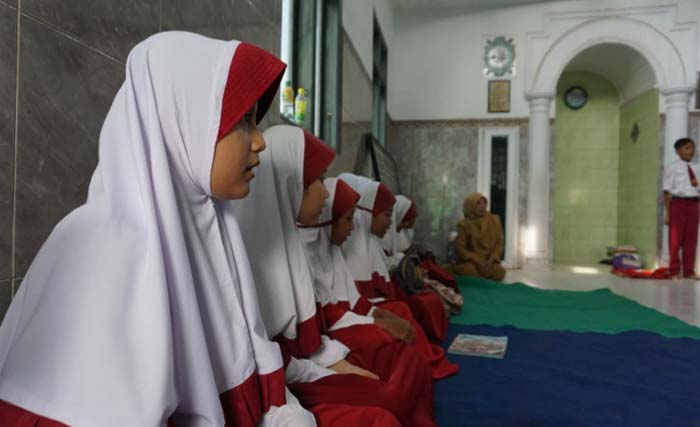 Murid SDN Keting 2 Jember belajar di mushala akibat ruang kelas ambruk Sabtu lalu., (Foto:SuaraJatimPost)