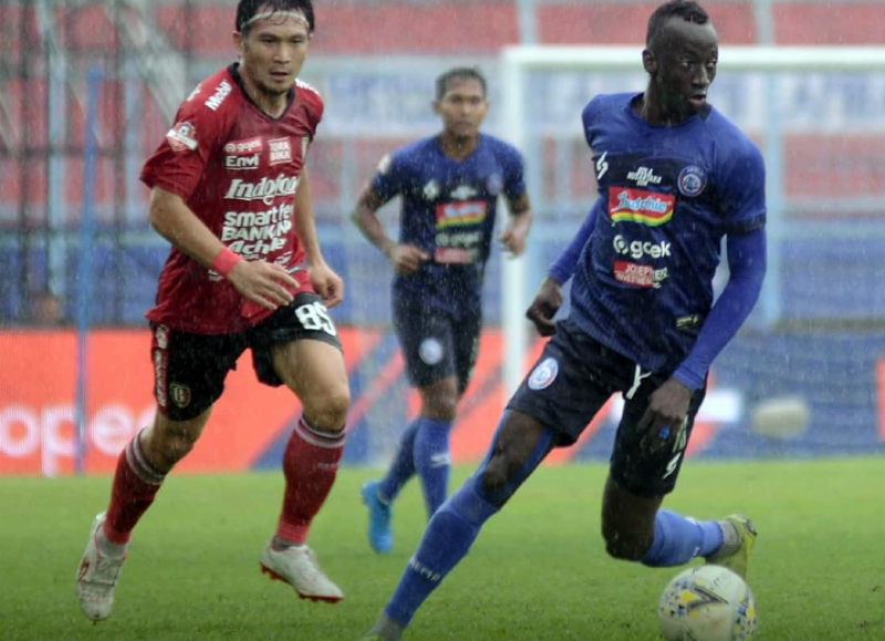 Makan Konate ditempel ketat pemain Bali United. Laga tersebut dimenangkan Arema 3-2. (Foto: Twitter Arema)