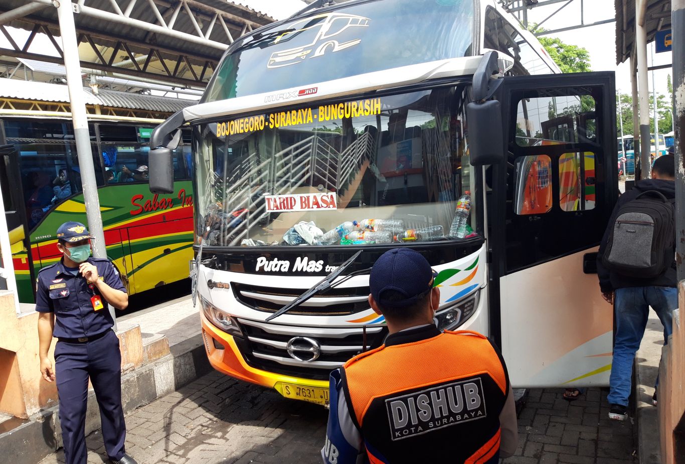 Dishub Surabaya melakukan ramp ceck untuk angkutan Natal dan Tahun Baru. (Foto: Haris/ngopibareng.id)