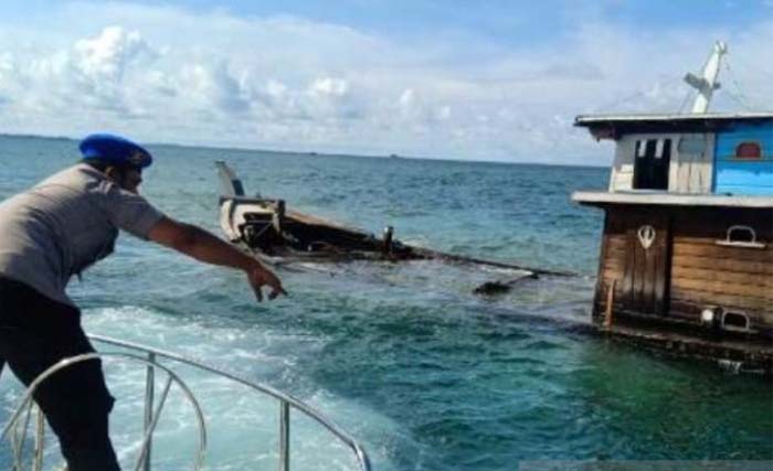 Seorang petugas sedang berusaha membantu  KM Putra Sentosa II pengangkut elpiji yang tenggelam di perairan Tanjung Pandan, Belitung. (Foto:Antara)