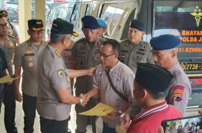 Polda Jatim menyerahkan jenazah kepada keluarga di RS Bhayangkara, Surabaya,  Selasa 17 Desember 2019. 