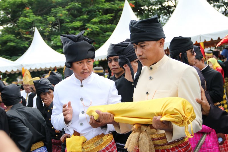 Salah satu prosesi Masossor Manurung atau pencucian keris pusaka pada Festival Maradika Mamuju, Selasa (Foto: Antara)