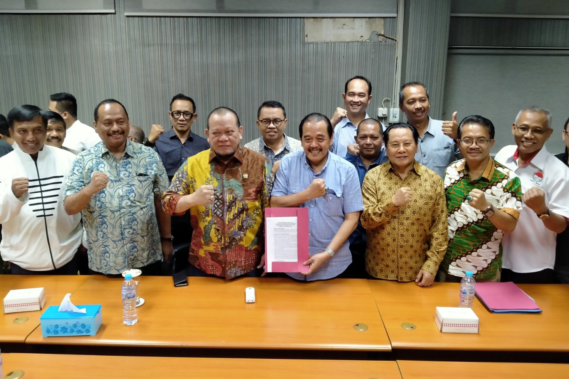 Ketua DPD RI, La Nyalla Mahmud Mattalitti berfoto bersama stakeholder olahraga di Gedung KONI Jatim, Surabaya, Selasa 17 Desember 2019. (Foto: Fariz/ngopibareng.id)