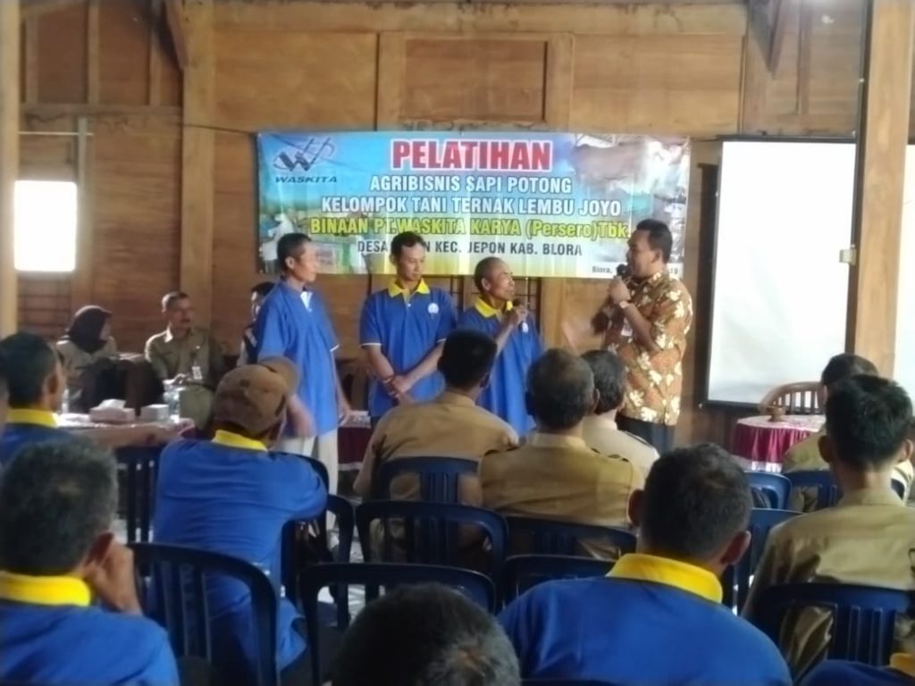 Waskita memberikan pelatihan agribisnis kepada peternak sapi di kelompok ternak lembu Joyo Desa Palon Kecamatan Jepon, Blora, Jawa Tengah. (Foto: Dok Waskita)