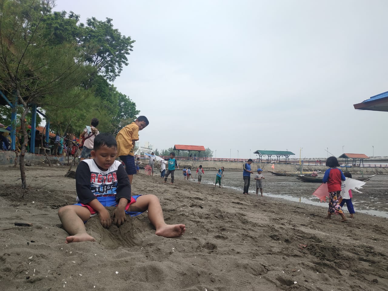 Suasana THP Kenjeran. Banyak anak bermain ketika sore hari. (Foto: Pita/ngopibareng.id)