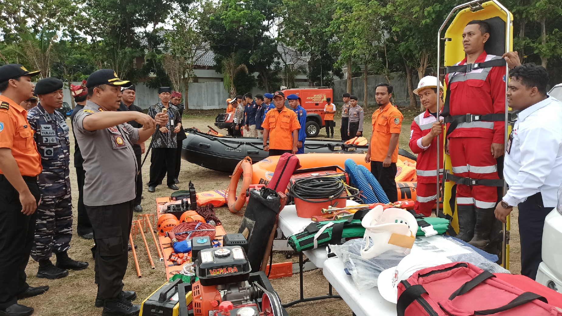 Kapolresta Banyuwangi AKBP Arman Asmara Syarifudin mengecek salah satu peralatan penanganan bencana. (Foto : Muh Hujaini/ngopibareng.id)