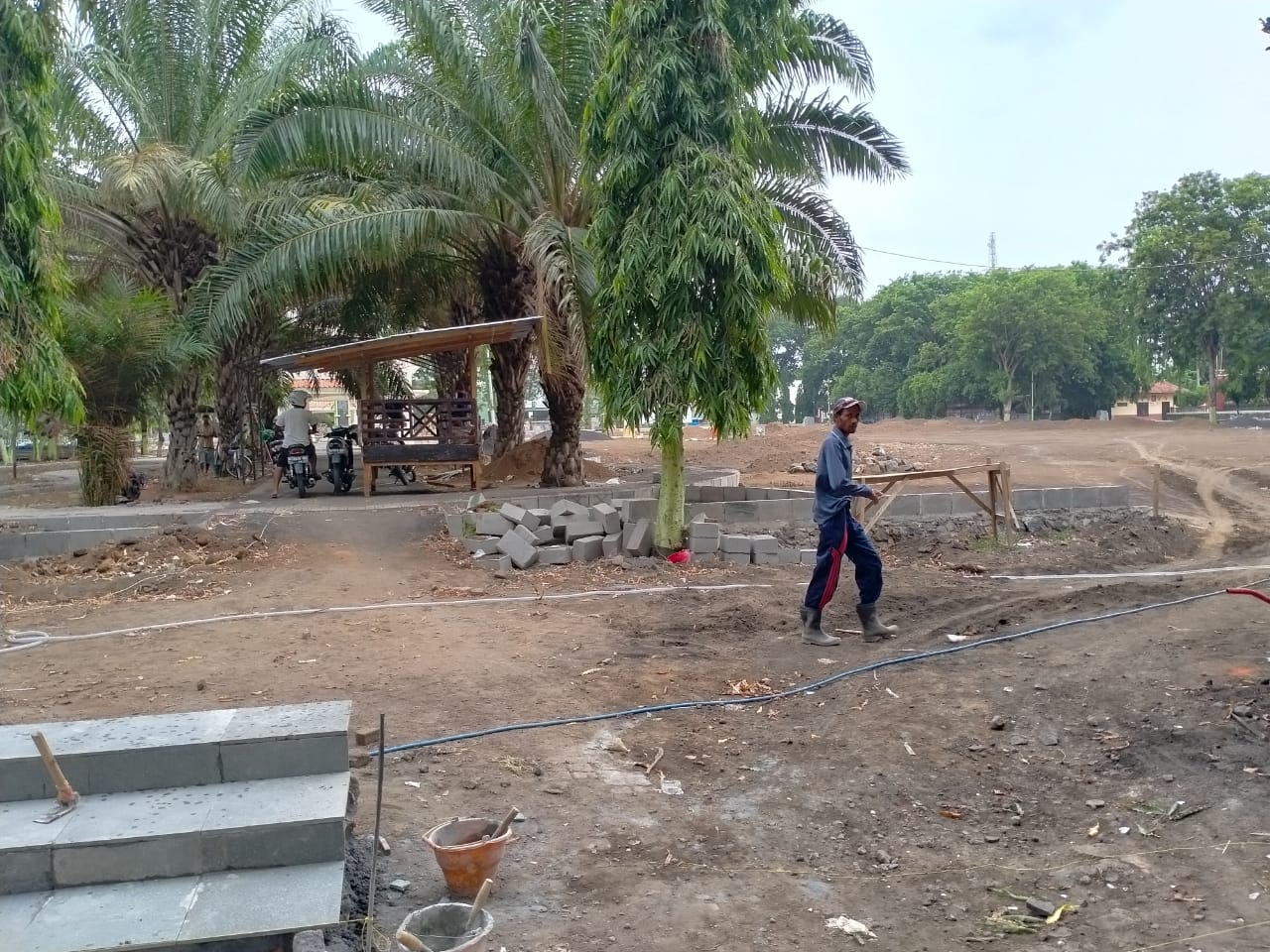 Proyek revitalisasi Alun-alun Kota Probolinggo dinilai lambat. (Foto: Ikhsan/ngopibareng.id)